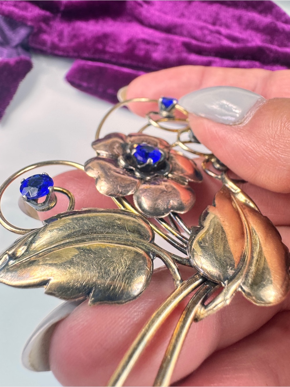 Harry Iskin 1930’s 10K Gold Filled Floral Brooch with Cobalt Blue Crystals - Picture 2 of 6